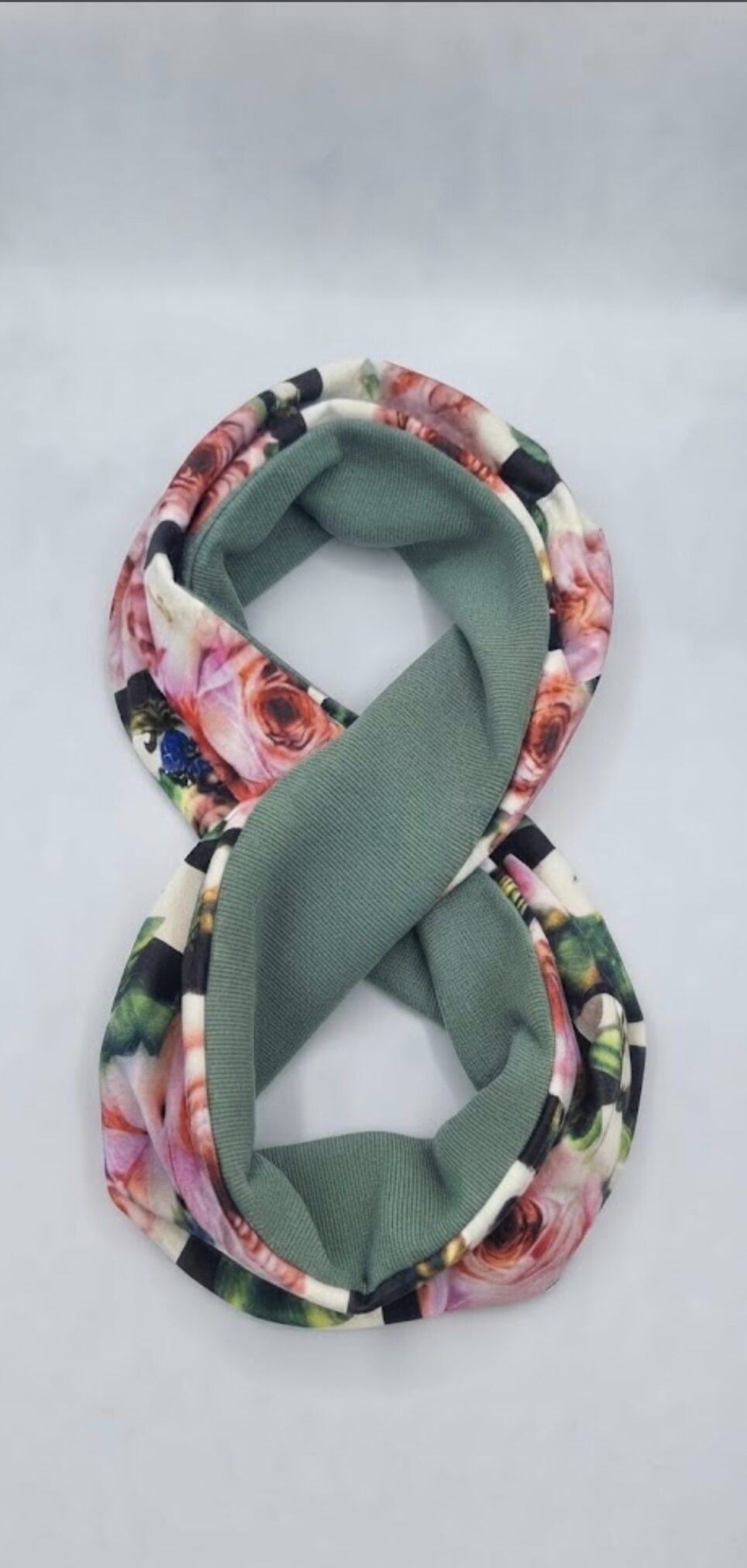 Stylowy komplet damski: Czapka + Komin z motywem róż - obrazek 3